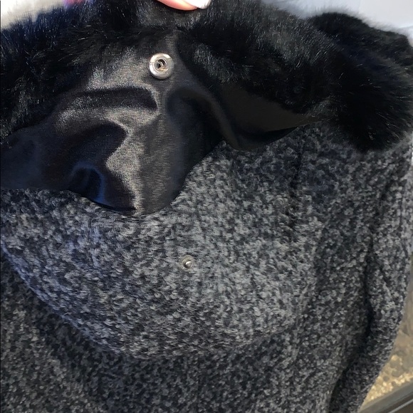 Long warm wool coat. Stylish and classy! - Picture 9 of 11